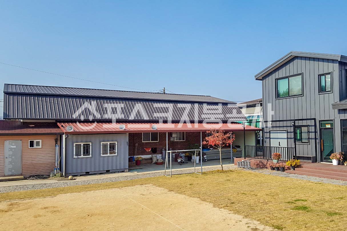 단층 주택 지붕을 짙은 회색 징크250 칼라강판으로 새로 덮은 모습